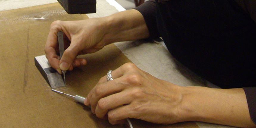 Arbeitsbereich Gemälde - Restaurierung Leinwandverletzung