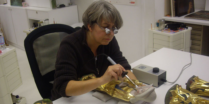 Arbeiten im Atelier bei der Restaurierung einer Skulptur