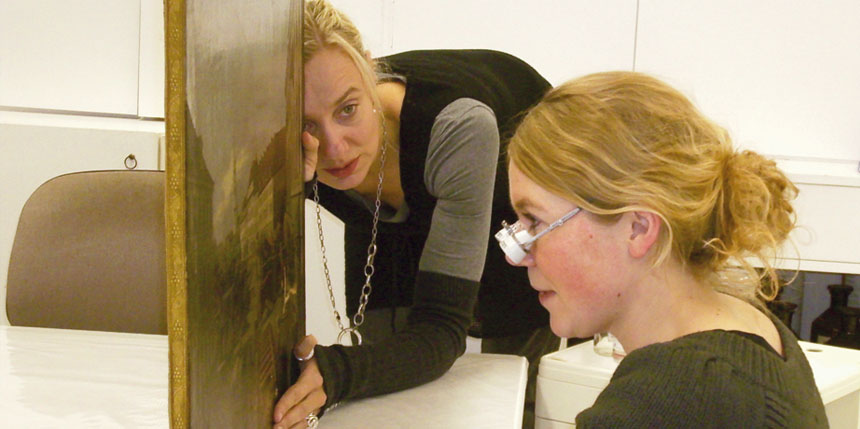 Geertje Foth und Kollegin bei Begutachtung eines Gemäldes